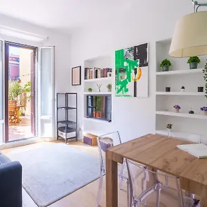 Centrale-loreto Con Terrazzo Appartamento